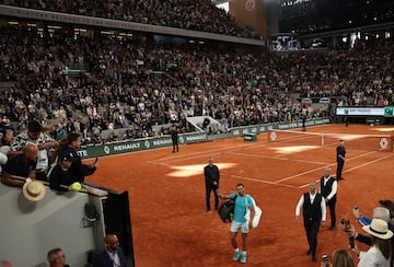 El balear emociona y compite, pero no puede con un Zverev que es favorito al título. El torneo le rindió al español un improvisado tributo. Los espectadores corearon su nombre en la pista central de Roland Garros, en pie. Entre ellos estaban Novak Djokovic, Carlos Alcaraz e Iga Swiatek.