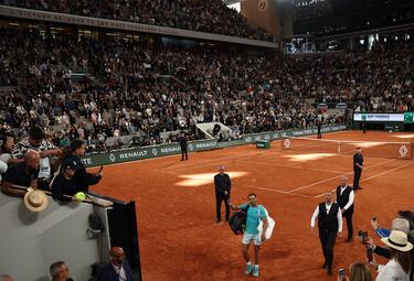 El balear emociona y compite, pero no puede con un Zverev que es favorito al título. El torneo le rindió al español un improvisado tributo. Los espectadores corearon su nombre en la pista central de Roland Garros, en pie. Entre ellos estaban Novak Djokovic, Carlos Alcaraz e Iga Swiatek.