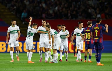 Los jugadores del Elche celebran el 2-1 de Rafa Mir. 