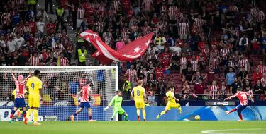 3-0. Mario Hermoso asiste a Álvaro Morata, que se encuentra solo en el área, controla y cruza el balón con un tiro raso al palo largo de Ledesma.