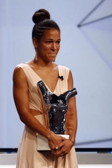 La alemana Celia Sasic tras recibir el trofeo a mejor jugadora de la UEFA