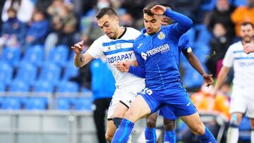 GETAFE, SPAIN - FEBRUARY 26: Gonzalo Escalante of Deportivo Alaves duels for the ball with Mauro Arambarri of Getafe CF during the LaLiga Santander match between Getafe CF and Deportivo Alaves at Coliseum Alfonso Perez on February 26, 2022 in Getafe, Spai