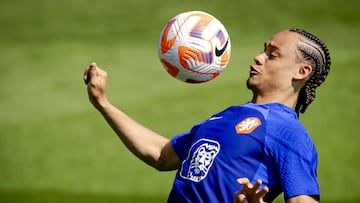 Xavi Simons, con la selección de Países Bajos en un entrenamiento estos días.