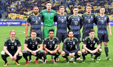Wales to continue bizarre team photo tradition says Joe Ledley