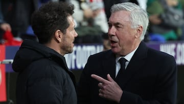 Ancelotti y Simeone se saludan antes de un derbi en el Metropolitano.