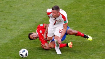 Soccer Football - World Cup - Group E - Costa Rica vs Serbia - Samara Arena, Samara, Russia - June 17, 2018   Serbia&#039;s Sergej Milinkovic-Savic in action with Costa Rica&#039;s Celso Borges                          REUTERS/David Gray