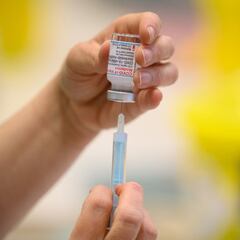 Vacunación a mayores de 40 años en España: ¿cuándo se pondría la dosis de refuerzo y cuál se administraría?