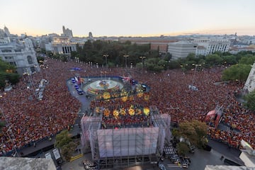 Miles de aficionados se concentran en la plaza de Cibeles para celebrar con los jugadores de la selección española el título de campeones de Europa.