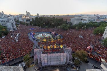 Miles de aficionados se concentran en la plaza de Cibeles para celebrar con los jugadores de la selección española el título de campeones de Europa.