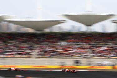 El piloto británico de Ferrari, Lewis Hamilton, durante el Gran Premio de China de la Fórmula 1 celebrado en el Circuito Internacional de Shanghái.
