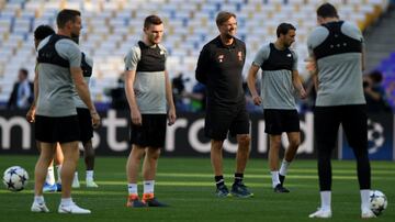 El Liverpool entrena en el Olímpico de Kiev