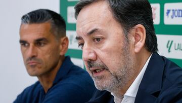 Monterrubio, durante la rueda de prensa con Juanito al fondo