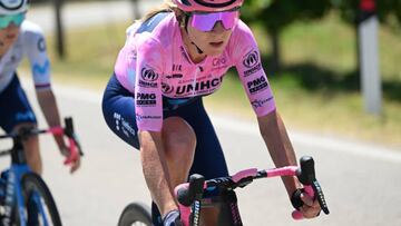 La ciclista neerlandesa Annemiek Van Vleuten rueda con la maglia rosa de líder durante la décima etapa del Giro de Italia Femenino.