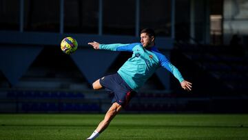 Robert Lewandowski, listo para empalar el balón en el entrenamiento de ayer.