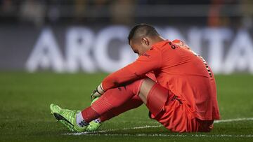 Sergio Asenjo tras haberse lesionado en el encuentro ante el Real Madrid el pasado domingo en el Estadio de La Cer&aacute;mica.