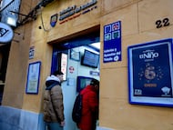 Varias personas hacen cola en una administración de lotería para comprar décimos de cara al Sorteo de El Niño, a 26 de diciembre de 2024, en Madrid (España). Tras la celebración del Sorteo de Navidad, ha comenzado la compra de décimos para el Sorteo de El Niño en las administraciones de lotería. El Sorteo Extraordinario de El Niño, que tendrá lugar el próximo 6 de enero, ha consignado por el momento billetes de lotería por un valor de 118,74 millones de euros en la Comunidad de Madrid. Además, se han expelido 593.691 billetes en la región.
26 DICIEMBRE 2024;RECURSOS;SORTEO;NIÑO;ENERO;LOTERÍA;DÉCIMOS;COLAS;COMPRA
Jesús Hellín / Europa Press
26/12/2024