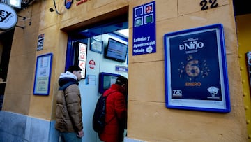 Varias personas hacen cola en una administración de lotería para comprar décimos de cara al Sorteo de El Niño, a 26 de diciembre de 2024, en Madrid (España). Tras la celebración del Sorteo de Navidad, ha comenzado la compra de décimos para el Sorteo de El Niño en las administraciones de lotería. El Sorteo Extraordinario de El Niño, que tendrá lugar el próximo 6 de enero, ha consignado por el momento billetes de lotería por un valor de 118,74 millones de euros en la Comunidad de Madrid. Además, se han expelido 593.691 billetes en la región.
26 DICIEMBRE 2024;RECURSOS;SORTEO;NIÑO;ENERO;LOTERÍA;DÉCIMOS;COLAS;COMPRA
Jesús Hellín / Europa Press
26/12/2024