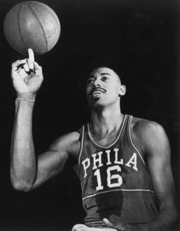 El hombre de todos los récords empezó jugando en Philadelphia, pero en los Warriors. En 1962, la franquicia se movió a San Francisco. Pero, ironías del destino, Charmberlain fue traspasado a los Sixers en invierno de 1965, regresando de nuevo a Philadelphia. El viaje del Este al Oeste le había permitido llegar a las Finales, algo que los Celtics de su archienemigo Bill Russell siempre le había impedido. Eso sí, en ella perdió contra Boston de nuevo, al igual que en su primer año en los Sixers, en las finales del Este. No fue hasta 1967 cuando consiguió ganar el título apeando a los verdes del intento de nueve anillos consecutivos (sí, llevaban ocho). Ganó contra su ex equipo, los Warriors de Nate Thurmond, y lo hizo con uno de los mejores equipos de siempre: Hal Greer, Billy Cunningham, Chet Walker, Luke Jackson… Luego repitió con Jerry West en los Lakers, en 1972, en otra historia muy distinta pero igual de emotiva. Al hombre de los 100 puntos le costaron los anillos, no cabe duda.