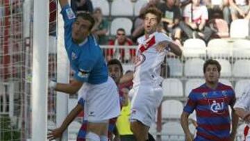<b>GOL OLÍMPICO. </b>Cabrero no pudo impedir que el balón entrase en un córner botado por Armenteros.