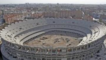<b>PARA TERMINARLO: 170 MILLONES. </b>En febrero de 2009, tras haberse iniciado dos años antes, el Valencia paralizó las obras del nuevo estadio, un proyecto faraónico cuyo presupuesto superaba los 350 millones. Tras realizar varias modificaciones sobre el proyecto inicial, el club estima que aún necesitaría 170 millones para terminarlo.
