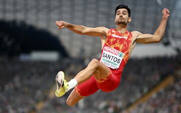 Héctor Santos, durante uno de sus saltos.