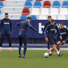 Paco López recluta a seis jugadores del filial