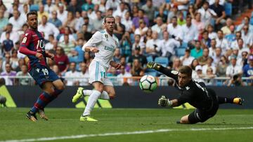 Soccer Football - Spanish La Liga Santander - Real Madrid vs Levante - Madrid, Spain - September 9, 2017 Real Madrid’s Gareth Bale misses a chance to score as Levante’s Raul looks on REUTERS/Susana Vera