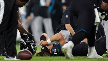 Trevor Lawrence sufrió el pisotón de un compañero en su tobillo durante el último periodo del partido contra Bengals
