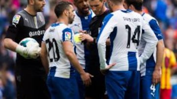 Clos, rodeado por los jugadores del Espanyol.