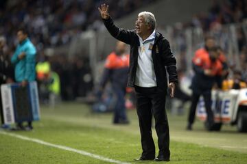 Ricardo Ferretti, Subcampeón del Clausura y Campeón del Apertura de este mismo año. Además se convierte en el técnico más ganador en torneos cortos y a uno de Ignacio Trelles, como el máximo ganador de la historia.   