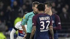 Dani Alves se encara con el &aacute;rbitro Clement Turpin.