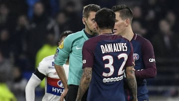 Dani Alves se encara con el árbitro Clement Turpin.