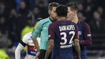 Dani Alves se encara con el &aacute;rbitro Clement Turpin.