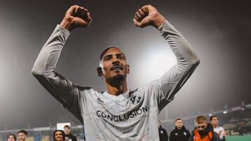 Sébastien Haller celebra la victoria ante el Waalwijk en Copa.
