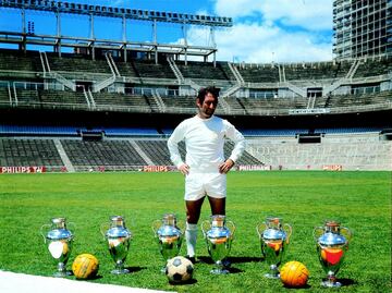 El mejor extremo izquierda de todos los tiempos es el jugador que más títulos conquistó luciendo la camiseta del Real Madrid. A lo largo de sus 18 años de carrera (600 partidos y 182 goles), el cántabro levantó 23 títulos con la camiseta madridista, entre los que destacan 12 Ligas, y sobre todo, seis Copas de Europa: ningún jugador tiene más. A eso hay que sumar dos Copas, una Intercontinental y dos Copas Latinas.