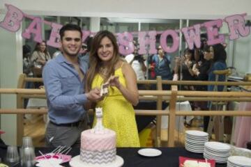 Los medallistas olímpicos, los clavadistas Paola Espinosa e Iván García festejaron el Baby Shower del bebé que van a tener.