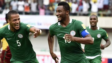 Los jugadores nigerianos celebrando su victoria y clasificaci&oacute;n