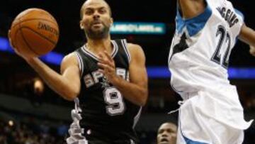 Tony Parker da una asistencia ante la defensa de Andrew Wiggins.