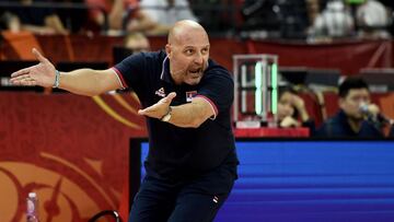 Sasha Djordjevic da instrucciones durante un partido del Mundial