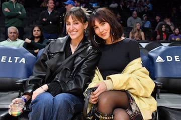 La cantante española nacida en San Clemente de Llobregat, Aitana Ocaña, disfrutando del duelo entre los Angeles Lakers y los Chicago Bulls.