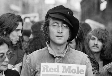 John Lennon no era un ferviente seguidor de los deportes. Si mostraba aprecio por alguna actividad física, era por el cricket. La única vez que manifestó su afición por algún equipo fue a favor del Racing Avellaneda, a quien presuntamente apoyó para la Copa Intercontinental de 1967 entre los argentinos y el Celtic escocés. Eso sí, quienes le vieron jugar al futbol, dicen que lo hacía muy bien.