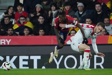 Nico Williams pelea un balón con Kakabadze.