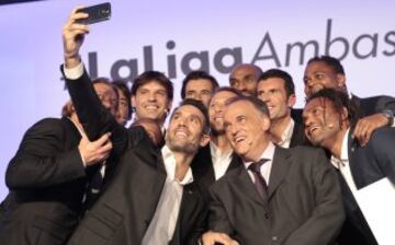Figo, Kanout¨¦, Kluivert, Karembeu, Albelda, Urzaiz, Salgado, Morientes y Roberto Carlos, Fernando Sanz y Mendieta fueron presentados como embajadores de La Liga.