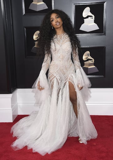 La cantante estadounidense SZA posa a su llegada al Madison Square Garden de Nueva York, para participar de la 60 edición de los Premios Grammy.