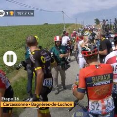 Momento de caos en el Tour: el pelotón parado por las protestas de los agricultores