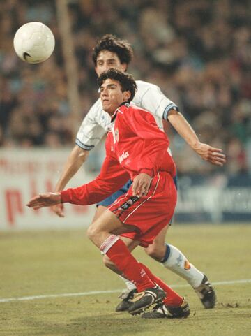 Debutó con el Sevilla en la temporada 1999-00, con sólo 16 años, adjudicándose así el récord como jugador más joven en debutar en la historia del Sevilla Fútbol Club. 