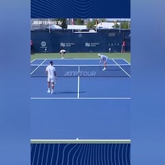 Los cuatro muertos de risa y el juez de silla preguntando si está bien al jugador: ojo a este saque