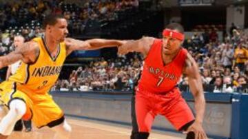 Kyle Lowry dribla delante de George Hill.