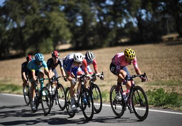 Wout Van Aert del Jumbo Visma se volvió a quedar con la victoria después de una etapa marcada por los abanicos que afectaron a varios que estaban en el Top 10 de la clasificación general. Egan es el mejor colombiano a 13 segundos del líder Adam Yates del 