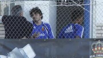 <b>LESIÓN GRAVE. </b>Contini, con muletas, conversa con el doctor Villanueva en la puerta del vestuario durante el entrenamiento de ayer.